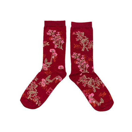 Rote Socken mit Blumen Ranken