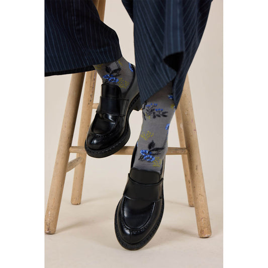 Graue Socken mit Blumen Ranken