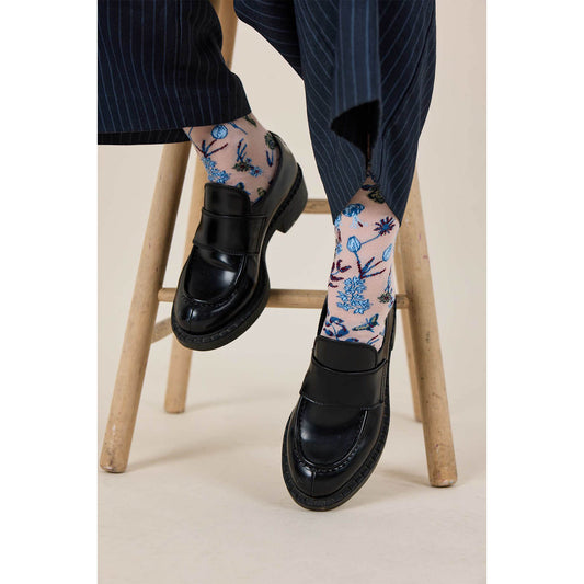 Rosa Socken mit Blumen Ranken