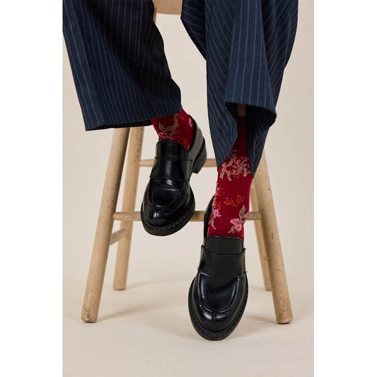 Rote Socken mit Blumen Ranken
