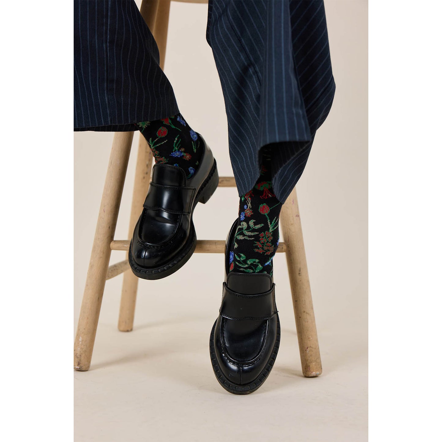 Schwarze Socken mit Blumen Ranken