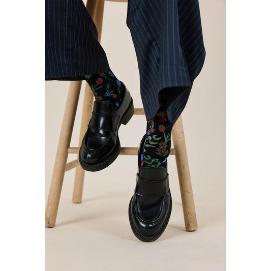 Schwarze Socken mit Blumen Ranken