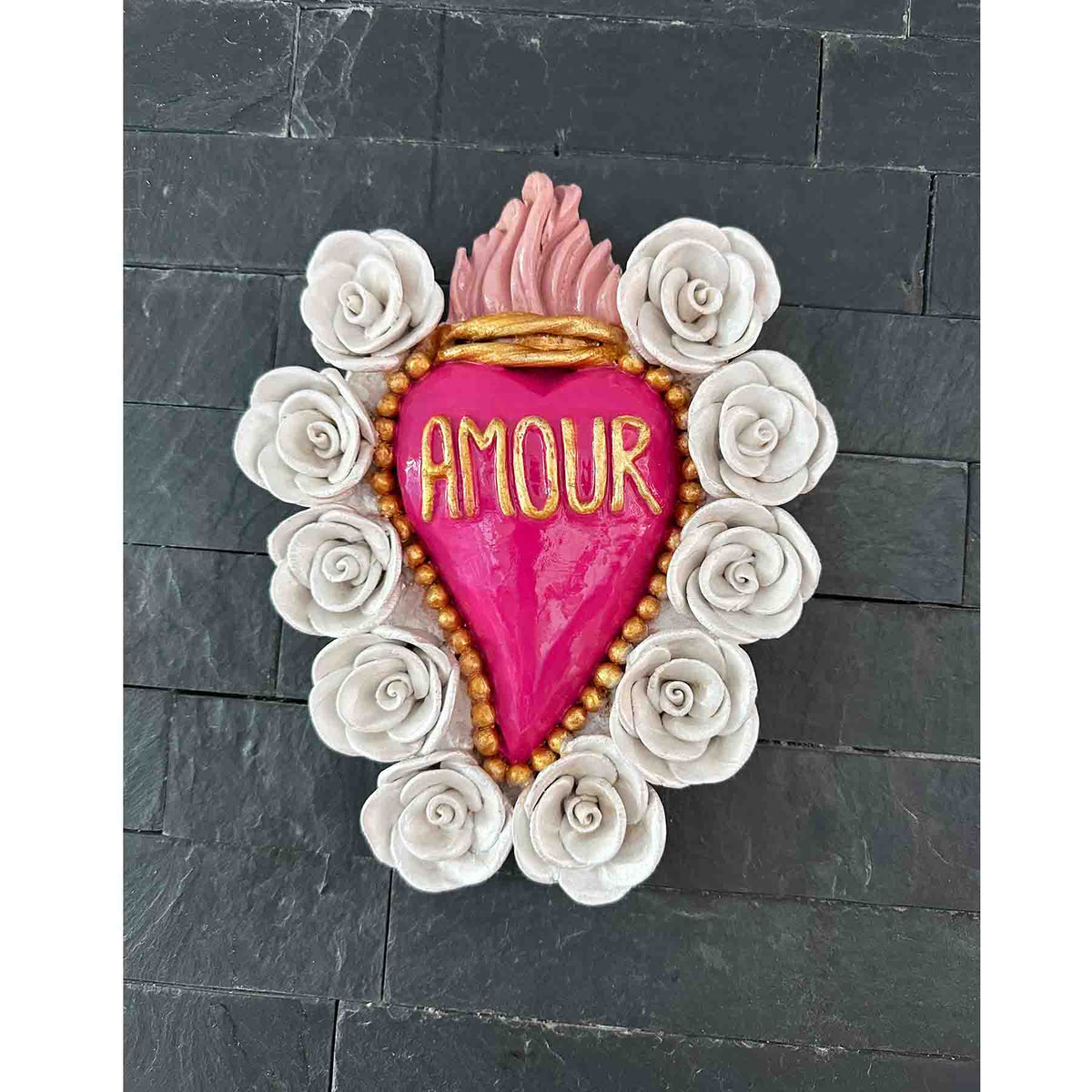 Ex-Voto Herz Amour aus Ton - dekoratives pinkes Sacred Heart mit weißen Rosen - KNOCKNOK Fashion