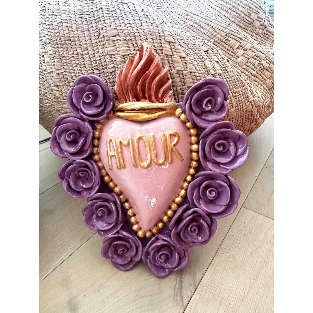 Ex-Voto Herz AMOUR aus Ton - dekoratives Sacred Heart aus Ton in Rosa mit lilafarbenen Rosen - KNOCKNOK Fashion