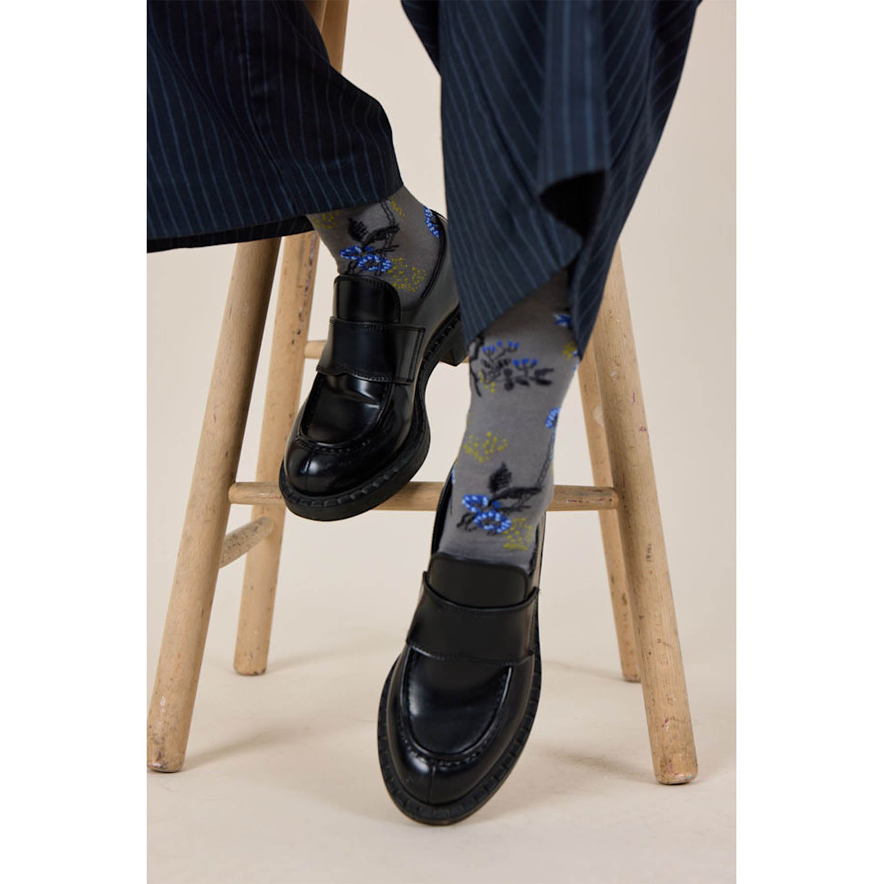 Graue Socken mit Blumen Ranken - KNOCKNOK Fashion