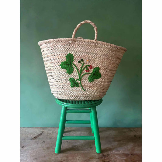 Marktkorb aus Palmstroh mit Wilderdbeeren bestickt - KNOCKNOK Fashion