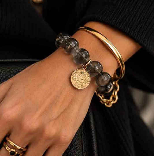 Rio Berlin Armband in Rauchgrau mit leicht transparenten Perlen und vergoldetem Münzanhänger - KNOCKNOK Fashion