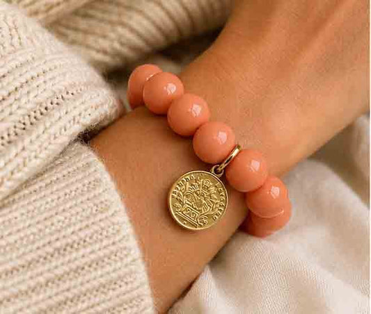 Rio Berlin Armband Koralle – Elastisches Perlenarmband mit vergoldetem Münzanhänger - KNOCKNOK Fashion
