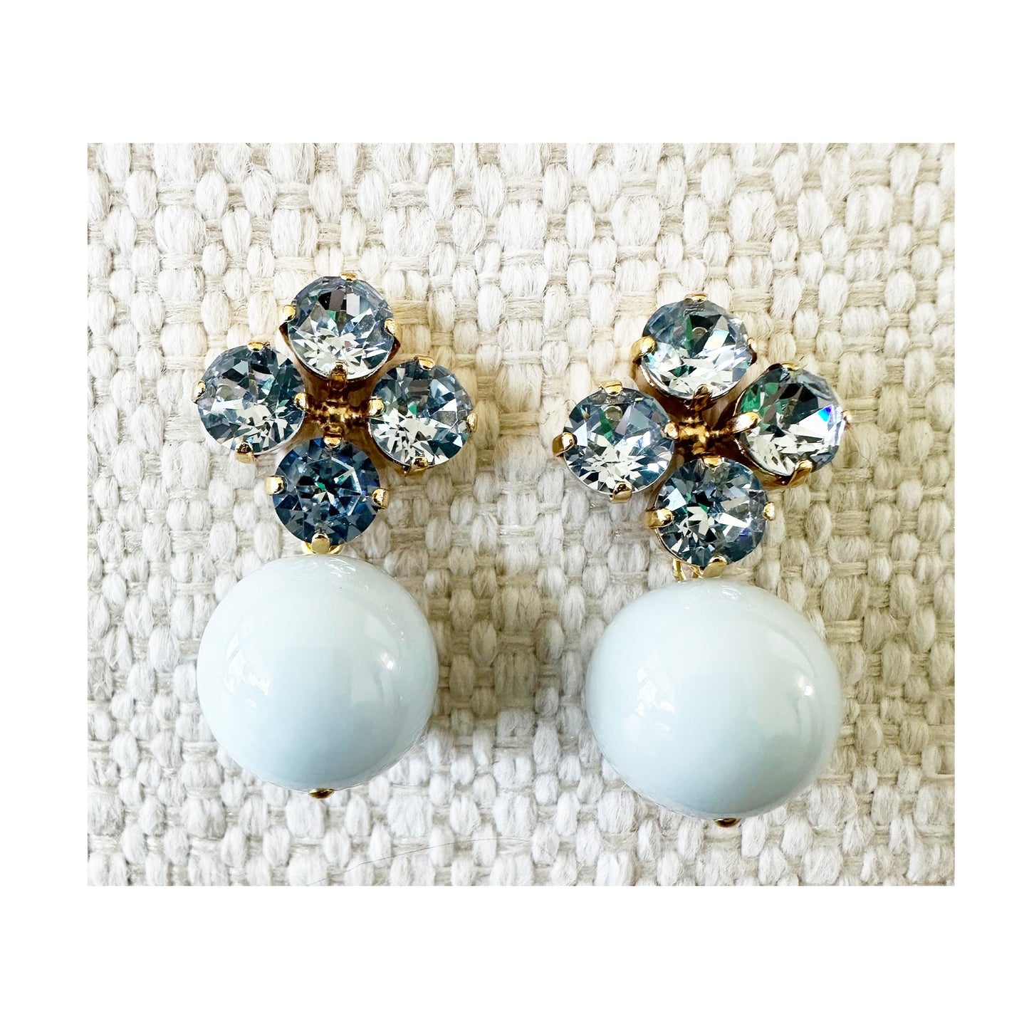 Rio Berlin Ohrringe – Strassblume & Acrylperle in Taubenblau - KNOCKNOK Fashion