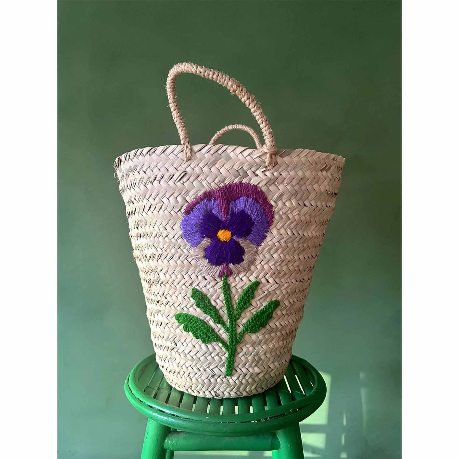 Strohkorb mit aufgesticktem Stiefmütterchen - KNOCKNOK Fashion