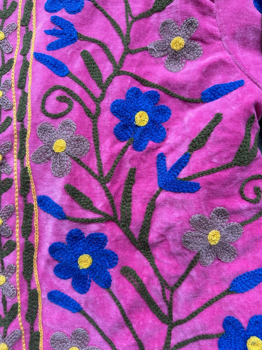 Suzani Samtjacke Pink mit floraler Stickerei - KNOCKNOK Fashion