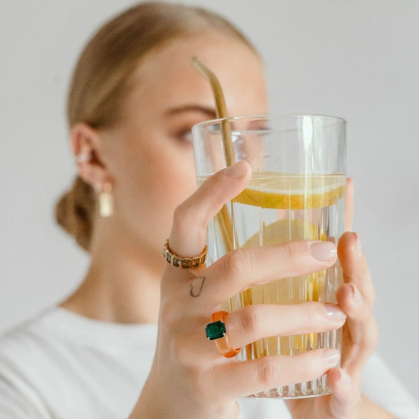 Orangefarbener Acryl-Ring mit Stein Knocknok