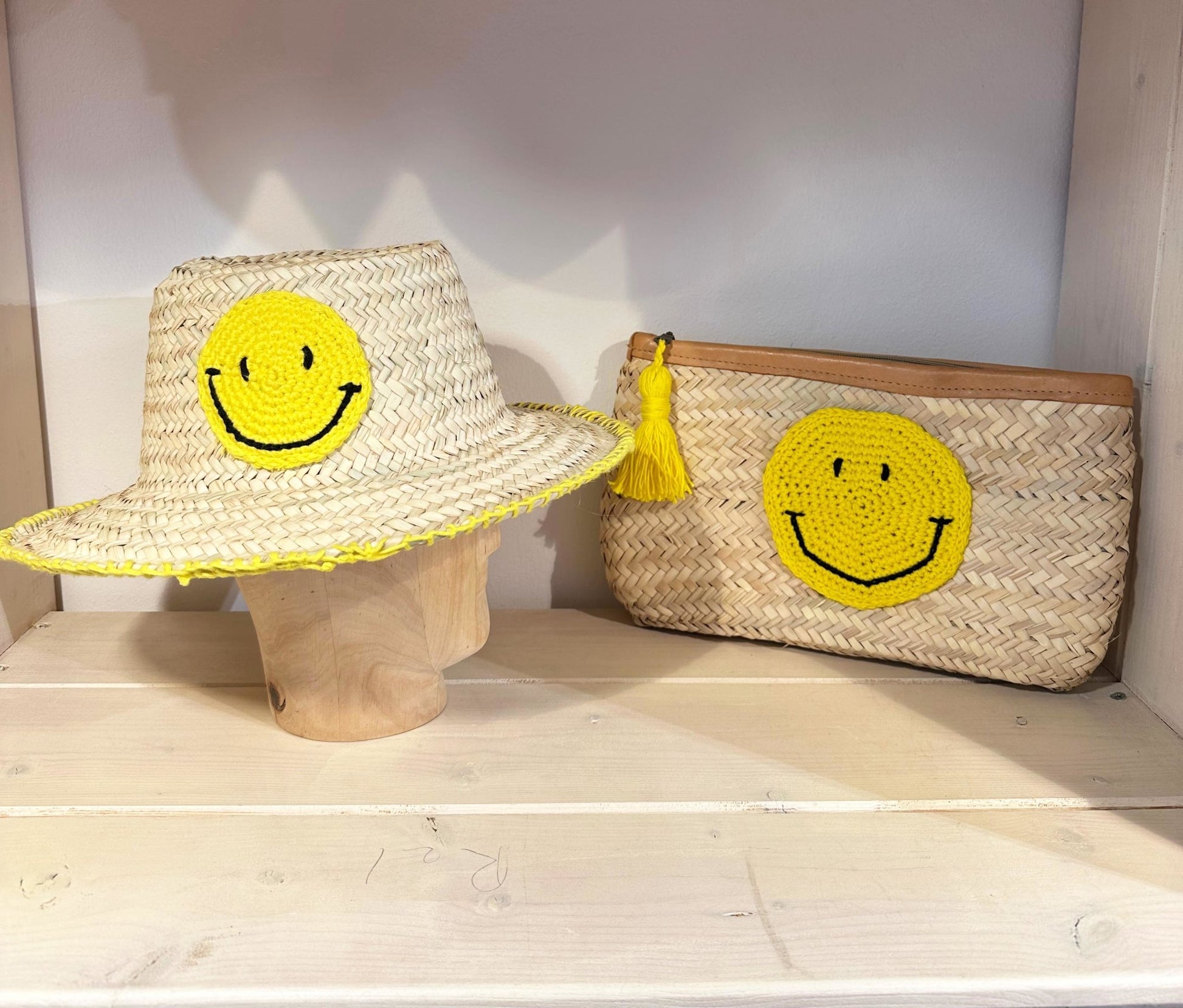Strohhut mit Smiley Applikation - KNOCKNOK Fashion