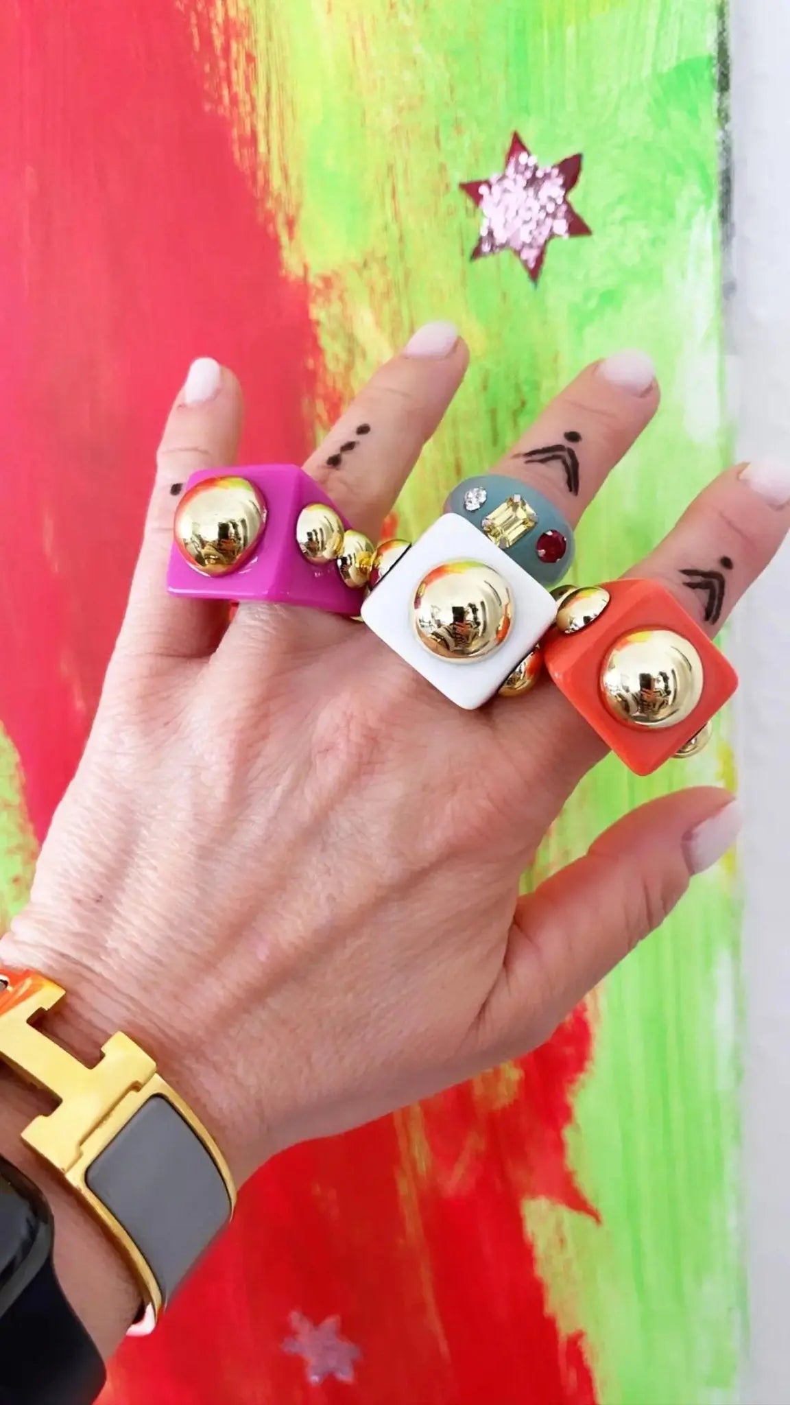 Pinker Acryl Ring mit goldenen Nieten Knocknok