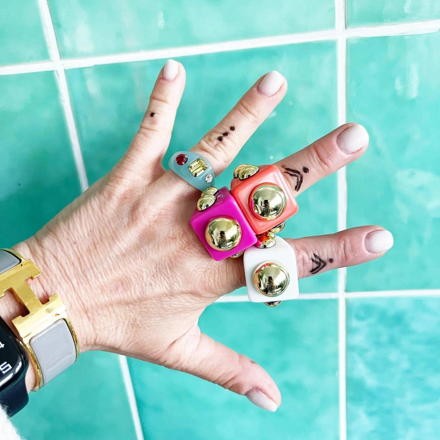 Pinker Acryl Ring mit goldenen Nieten Knocknok