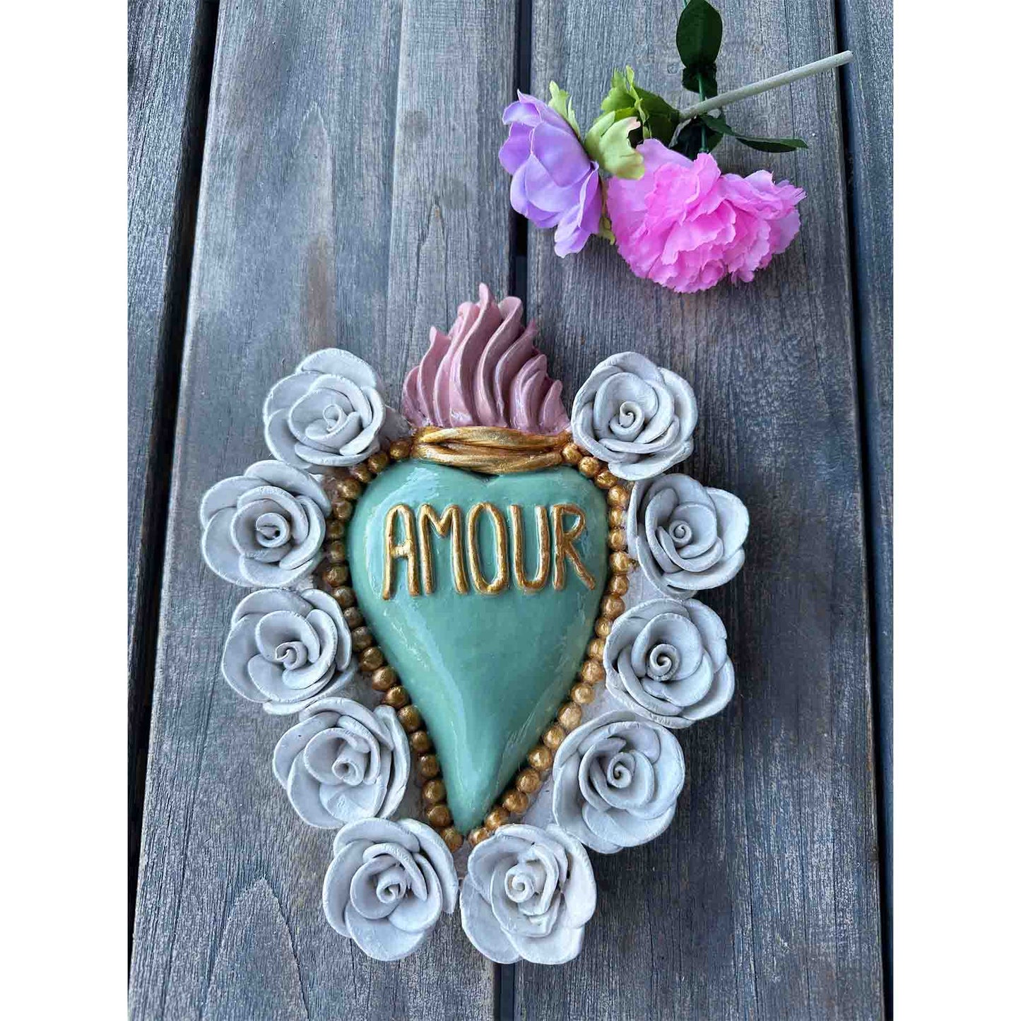 Ex-Voto Herz AMOUR aus Ton - dekoratives Sacred Heart mit weißen Rosen