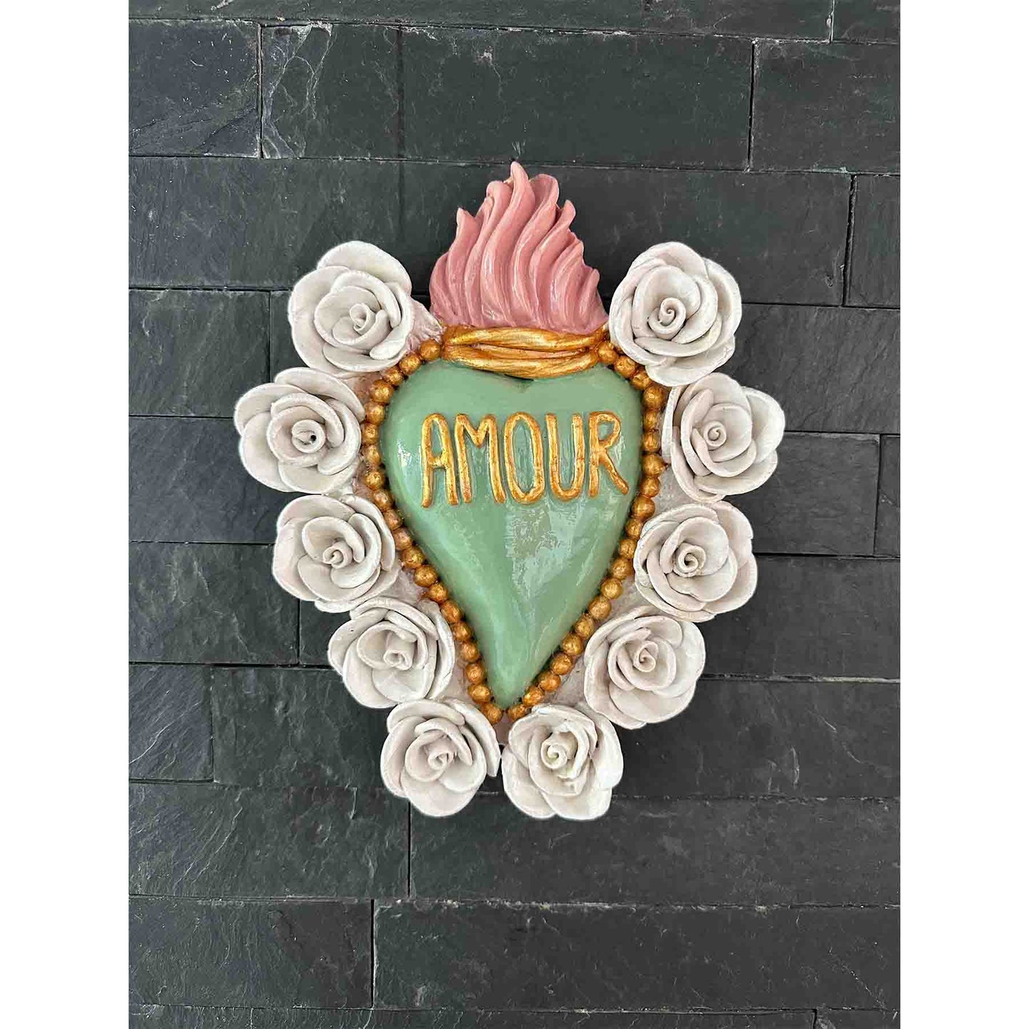 Ex-Voto Herz AMOUR aus Ton - dekoratives Sacred Heart mit weißen Rosen