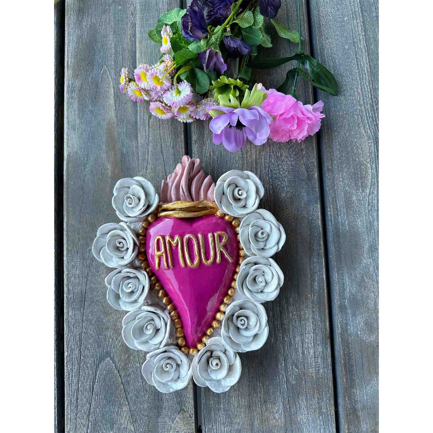 Ex-Voto Herz Amour aus Ton - dekoratives pinkes Sacred Heart mit weißen Rosen