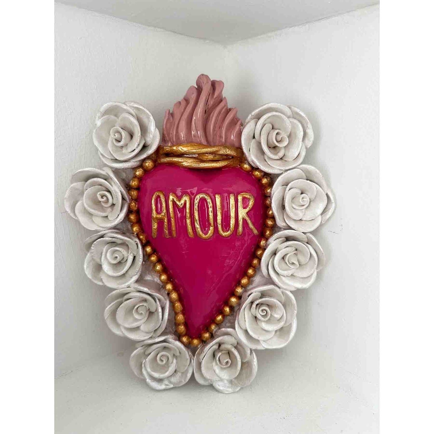 Ex-Voto Herz Amour aus Ton - dekoratives pinkes Sacred Heart mit weißen Rosen