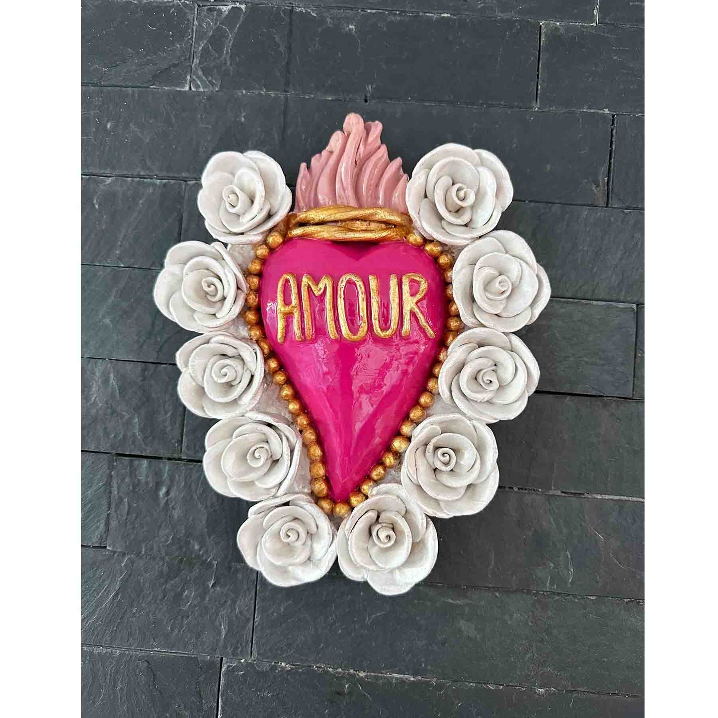 Ex-Voto Herz Amour aus Ton - dekoratives pinkes Sacred Heart mit weißen Rosen