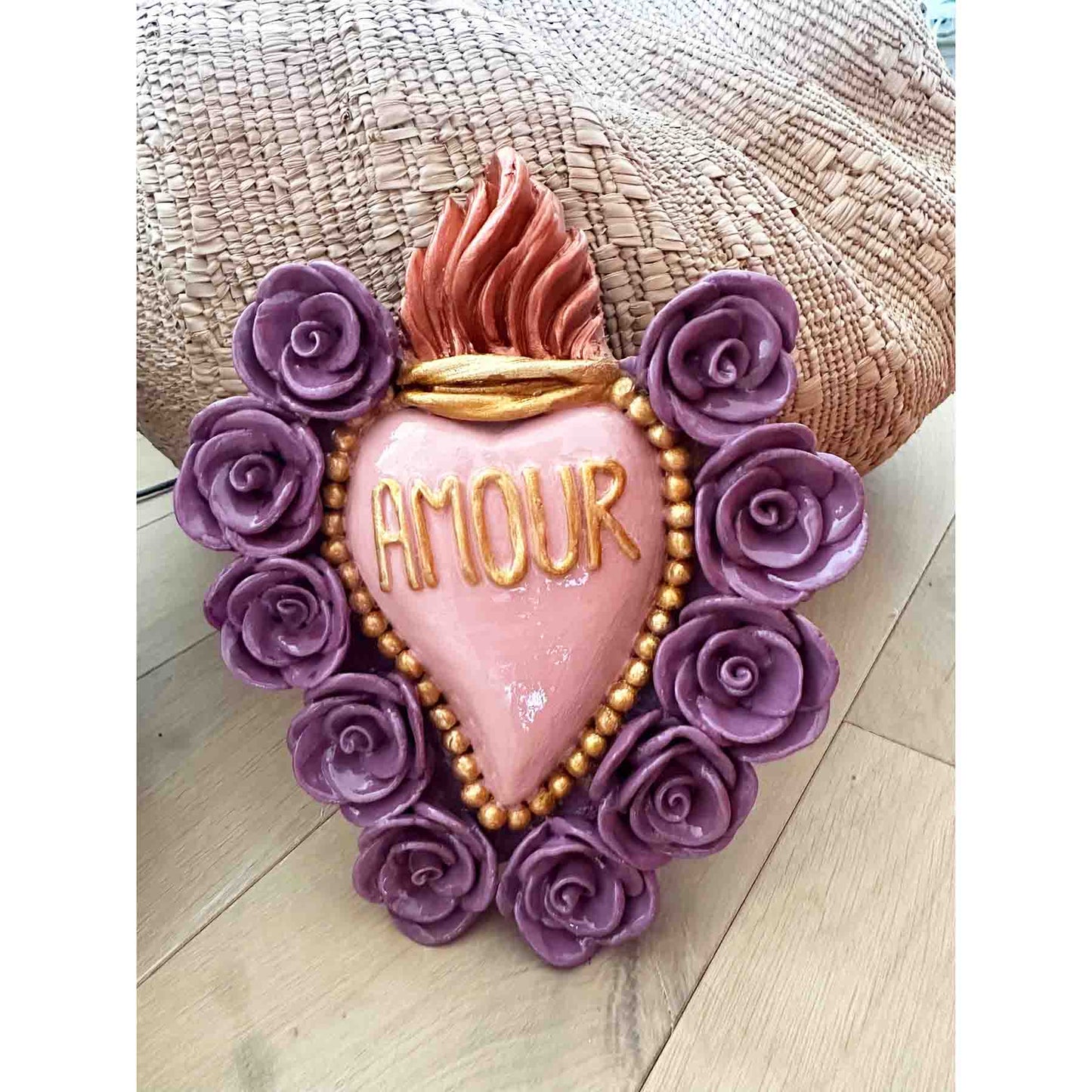Ex-Voto Herz AMOUR aus Ton - dekoratives Sacred Heart aus Ton in Rosa mit lilafarbenen Rosen