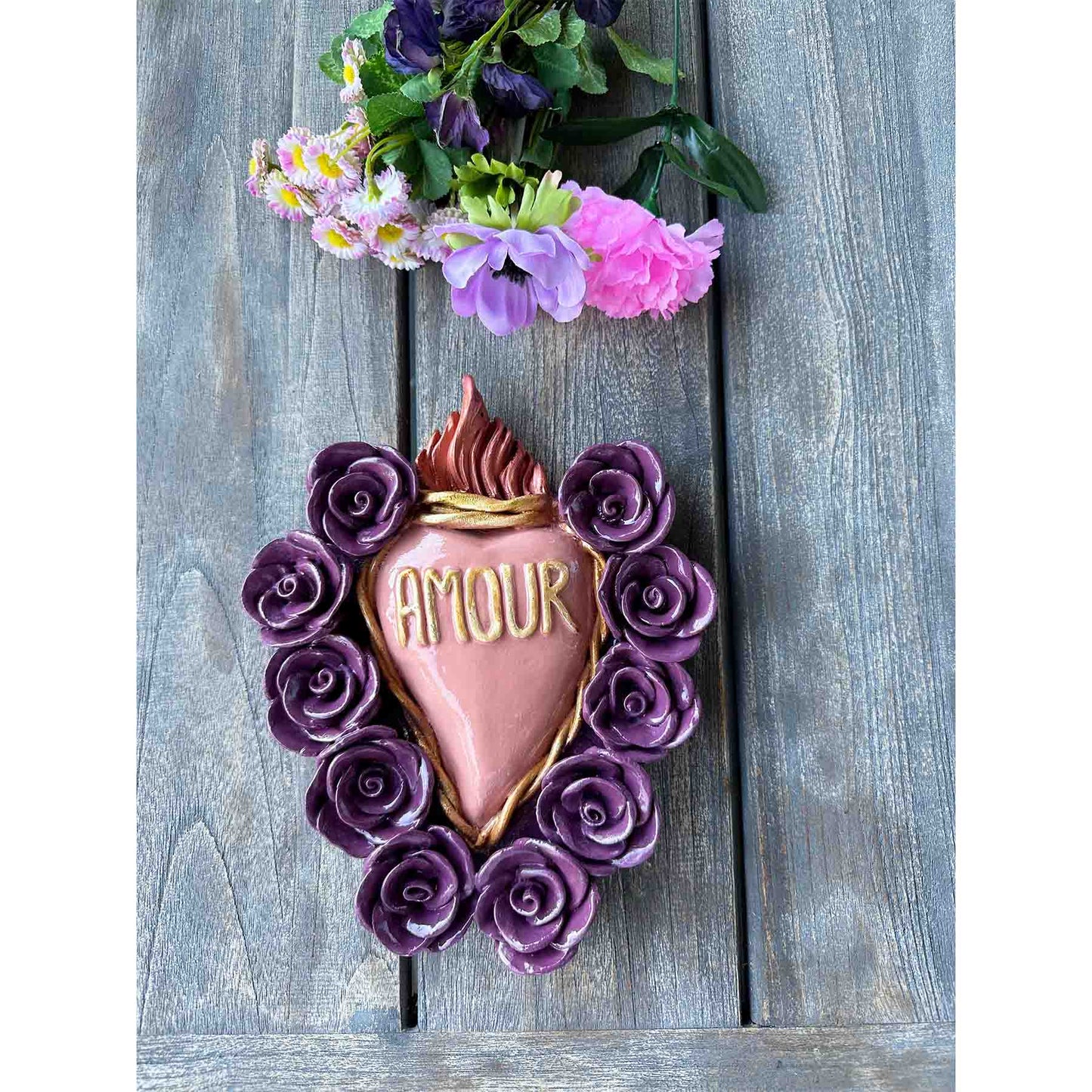 Ex-Voto Herz AMOUR aus Ton - dekoratives aprikot farbenes Sacred Heart mit Rosen