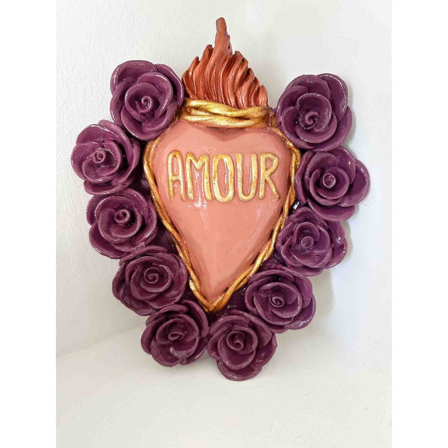 Ex-Voto Herz AMOUR aus Ton - dekoratives aprikot farbenes Sacred Heart mit Rosen