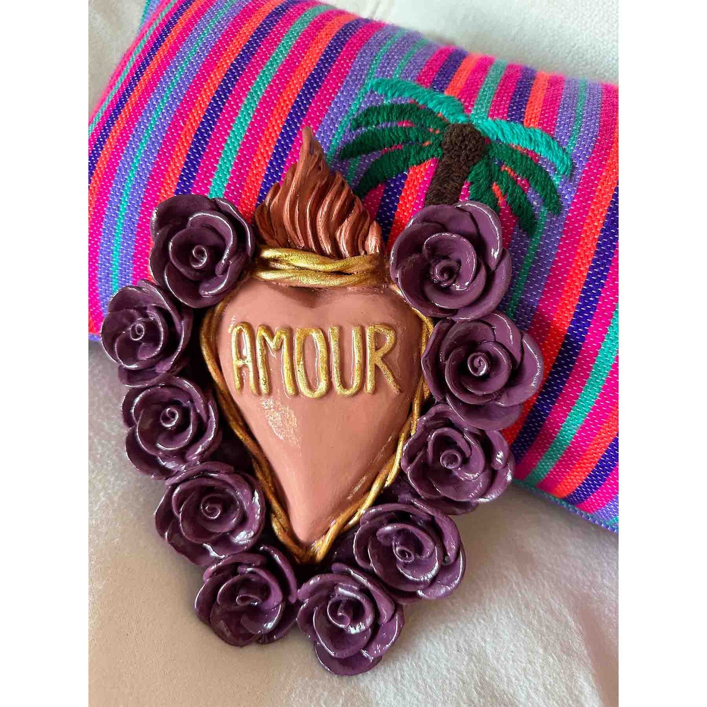 Ex-Voto Herz AMOUR aus Ton - dekoratives aprikot farbenes Sacred Heart mit Rosen