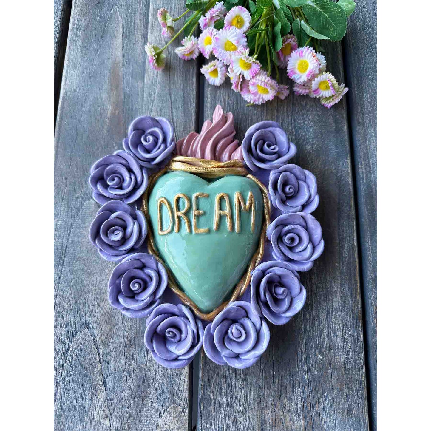 Ex-Voto Herz DREAM aus Ton - dekoratives malven grünes Sacred Heart mit Rosen