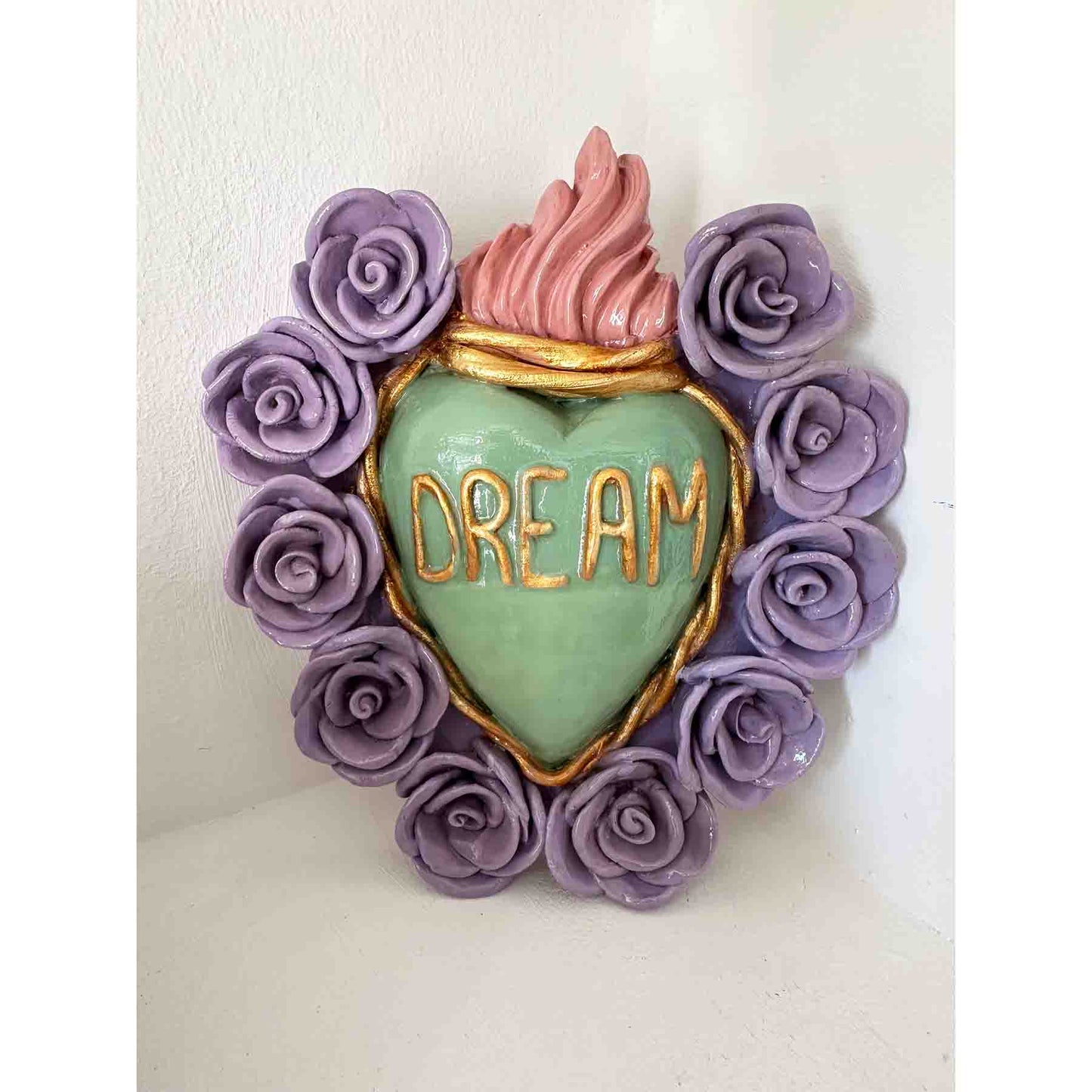 Ex-Voto Herz DREAM aus Ton - dekoratives malven grünes Sacred Heart mit Rosen