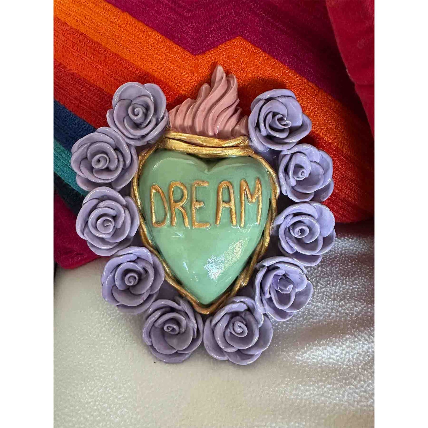 Ex-Voto Herz DREAM aus Ton - dekoratives malven grünes Sacred Heart mit Rosen