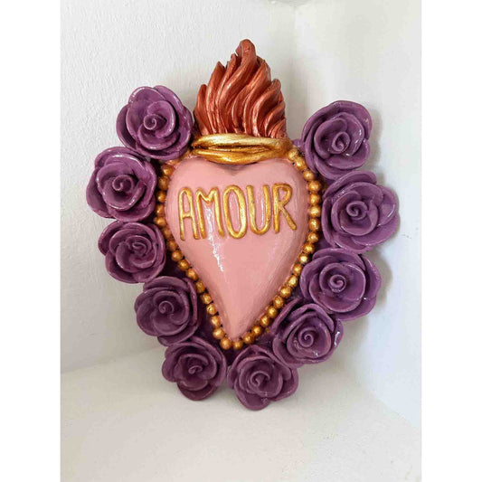 Ex-Voto Herz AMOUR aus Ton - dekoratives Sacred Heart aus Ton in Rosa mit lilafarbenen Rosen - KNOCKNOK Fashion