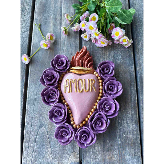 Ex-Voto Herz AMOUR aus Ton - dekoratives Sacred Heart aus Ton in Rosa mit lilafarbenen Rosen - KNOCKNOK Fashion