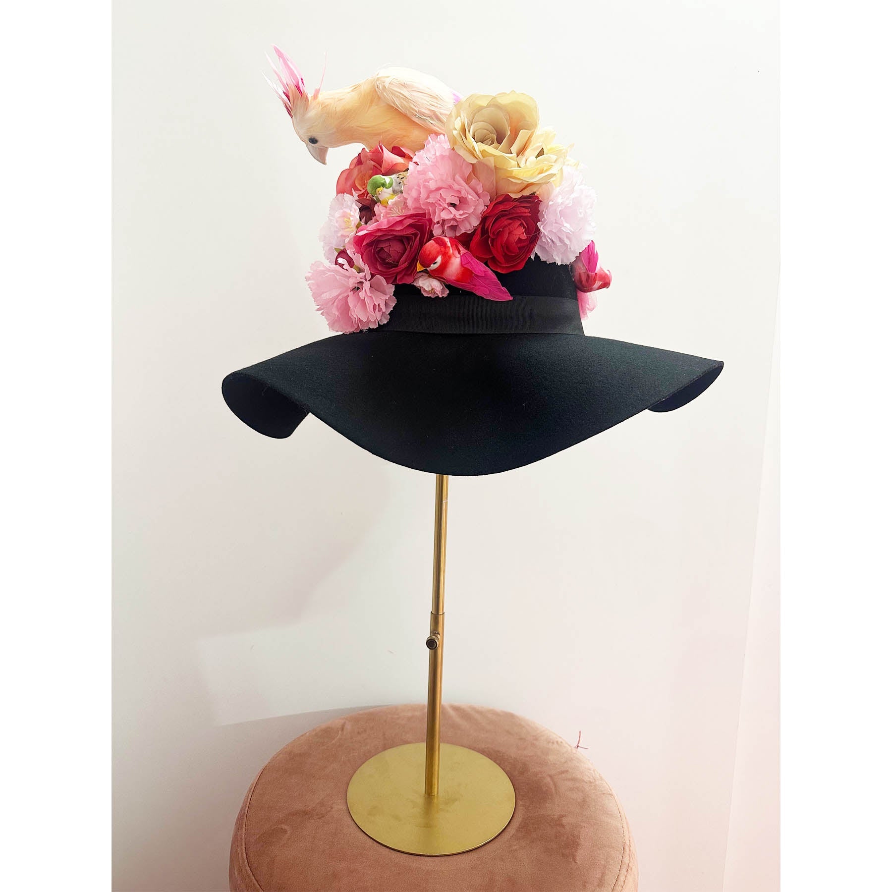 Filzhut mit Papagei - , Vogel - und Blumenapplikationen - KNOCKNOK Fashion