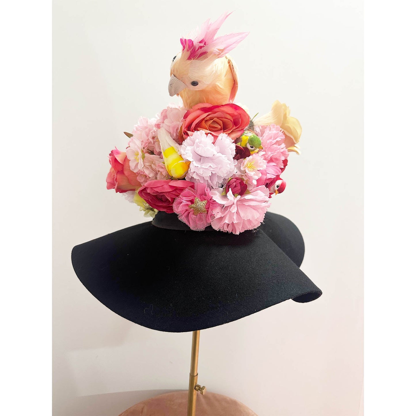 Filzhut mit Papagei - , Vogel - und Blumenapplikationen - KNOCKNOK Fashion