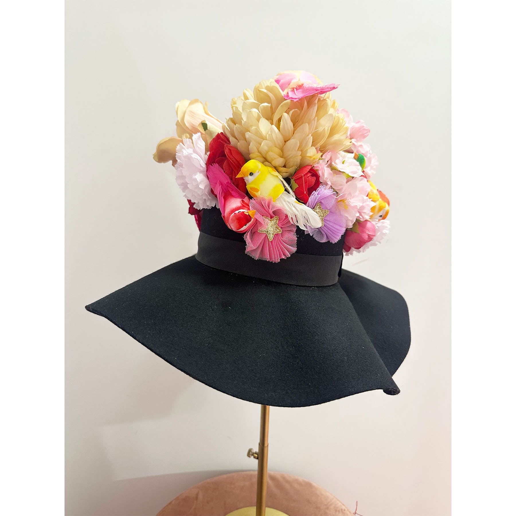 Filzhut mit Papagei - , Vogel - und Blumenapplikationen - KNOCKNOK Fashion