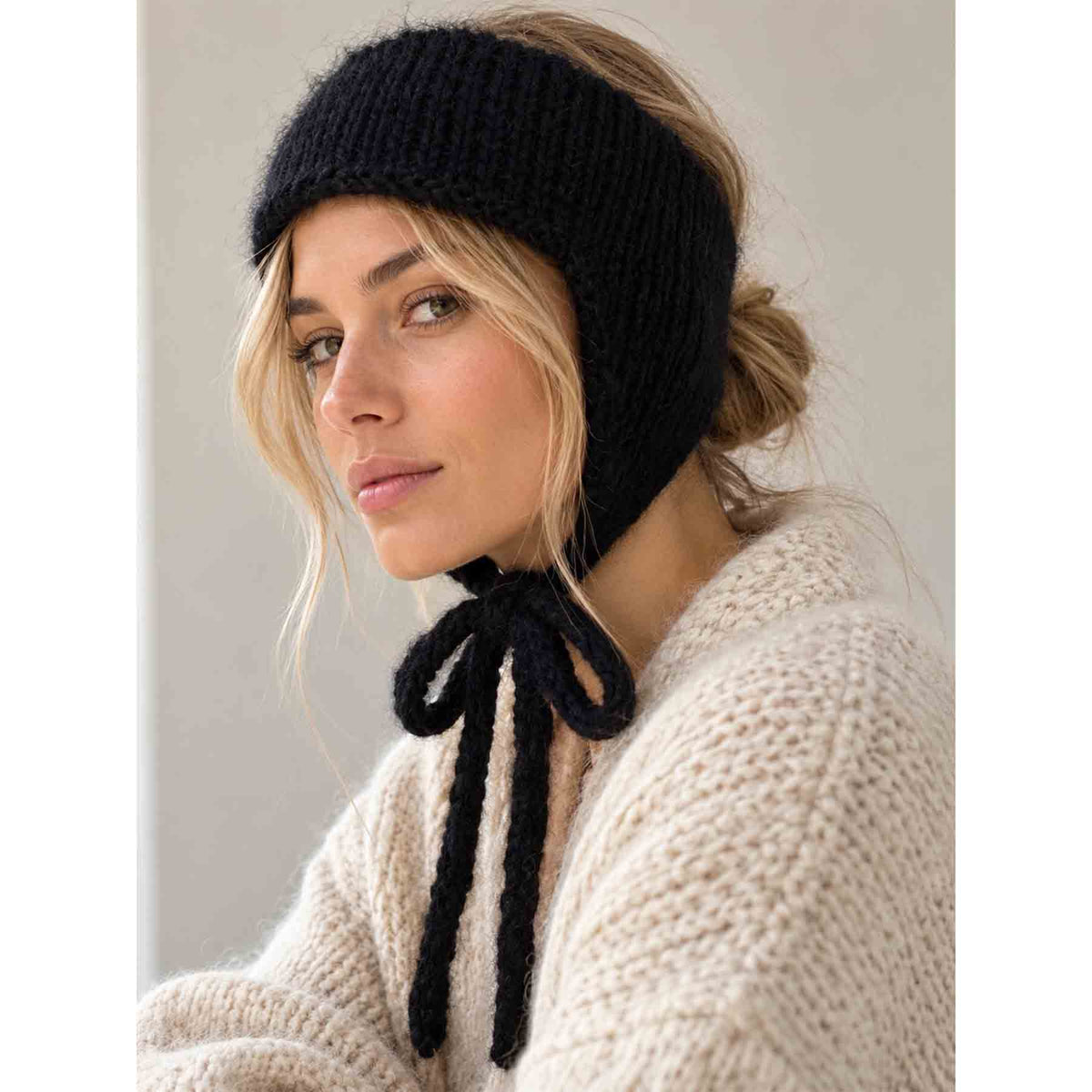 Handgestricktes Stirnband mit Ohrenklappen – Black Ear Flap Headband aus Baby Alpaka - KNOCKNOK Fashion