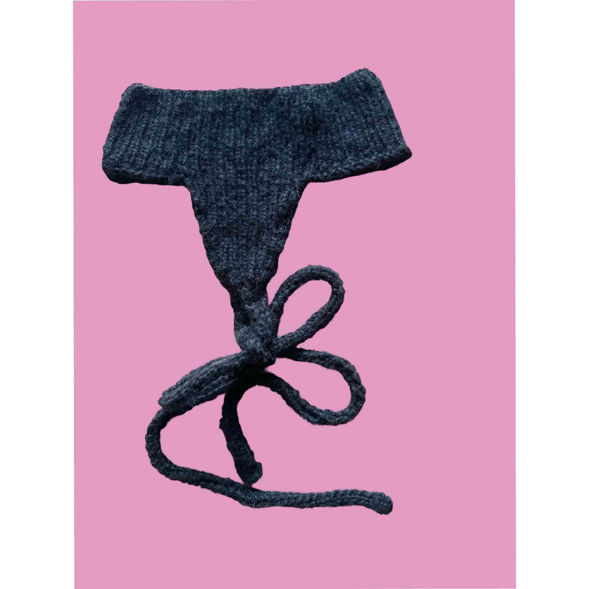 Handgestricktes Stirnband mit Ohrenklappen – Black Ear Flap Headband aus Baby Alpaka - KNOCKNOK Fashion