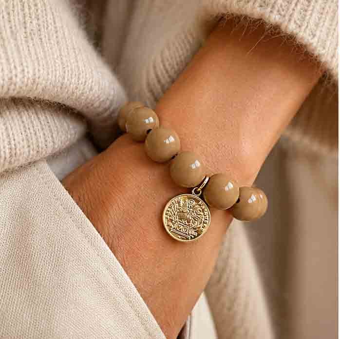 Rio Berlin Armband Camel – Elastisches Perlenarmband mit vergoldeter Münze - KNOCKNOK Fashion