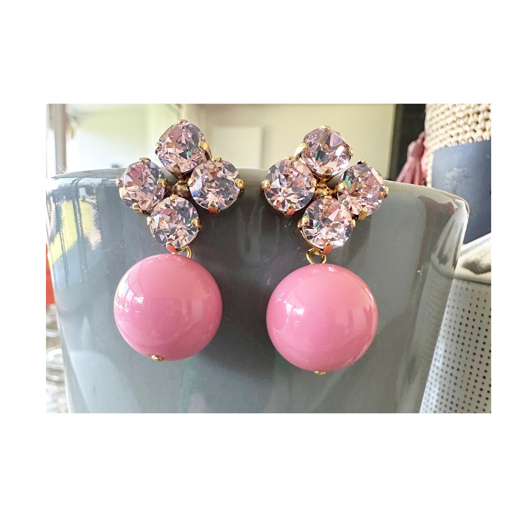 Rio Berlin Ohrringe – Strassblume & Acrylperle in Rosa - KNOCKNOK Fashion