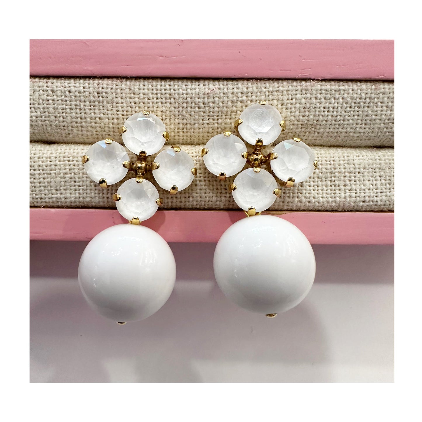Rio Berlin Ohrringe – Strassblume & Acrylperle in Weiss - KNOCKNOK Fashion