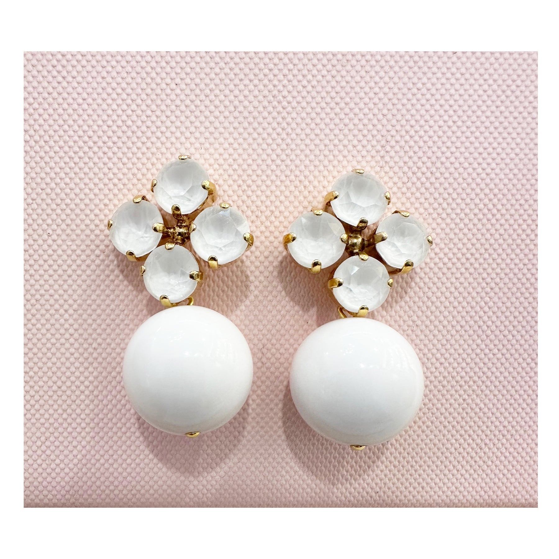 Rio Berlin Ohrringe – Strassblume & Acrylperle in Weiss - KNOCKNOK Fashion
