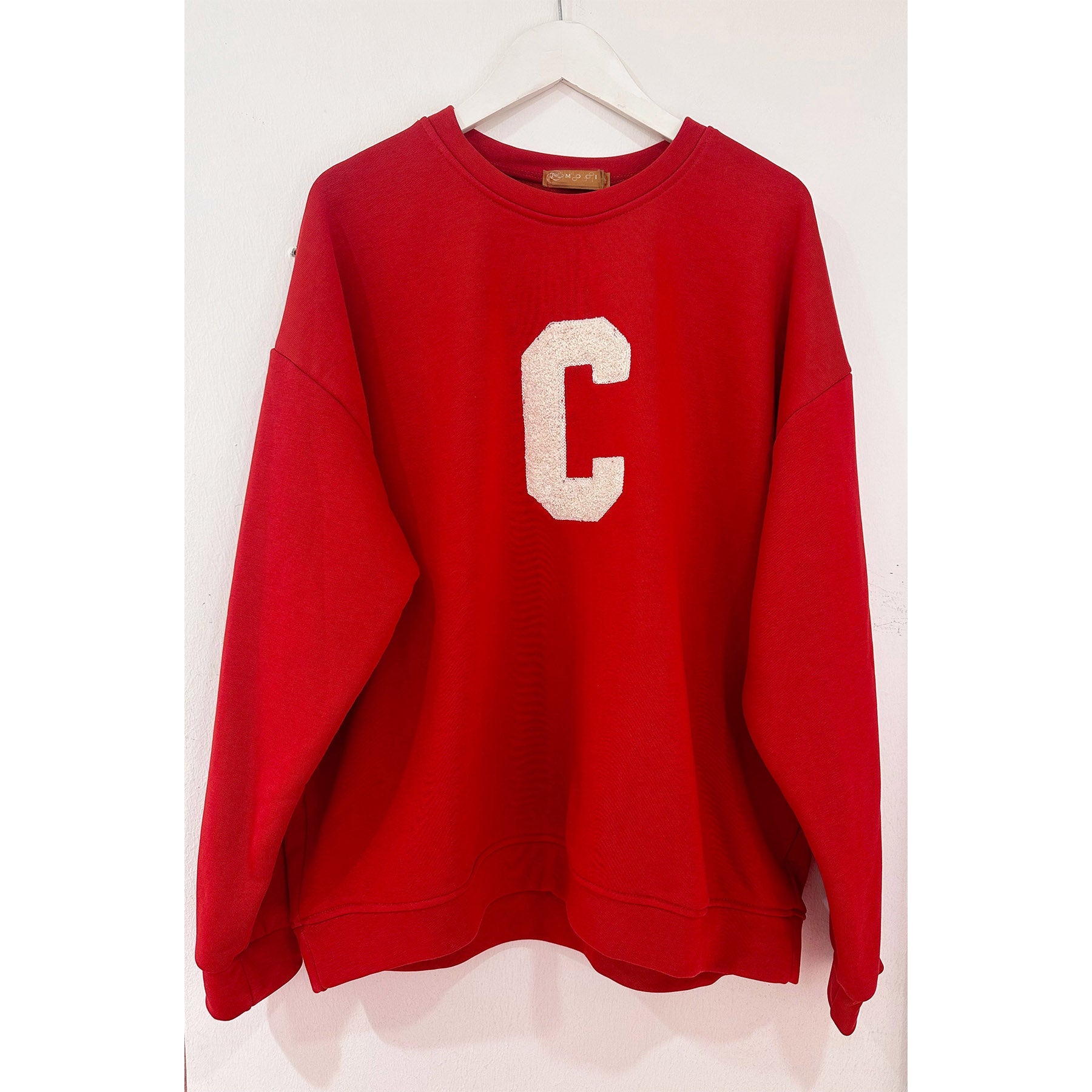 Rotes Sweatshirt Buchstabe C Applikation - KNOCKNOK Fashion