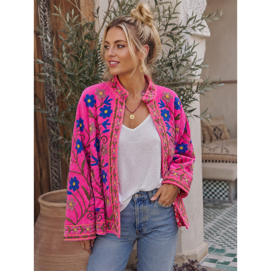 Suzani Samtjacke Pink mit floraler Stickerei - KNOCKNOK Fashion