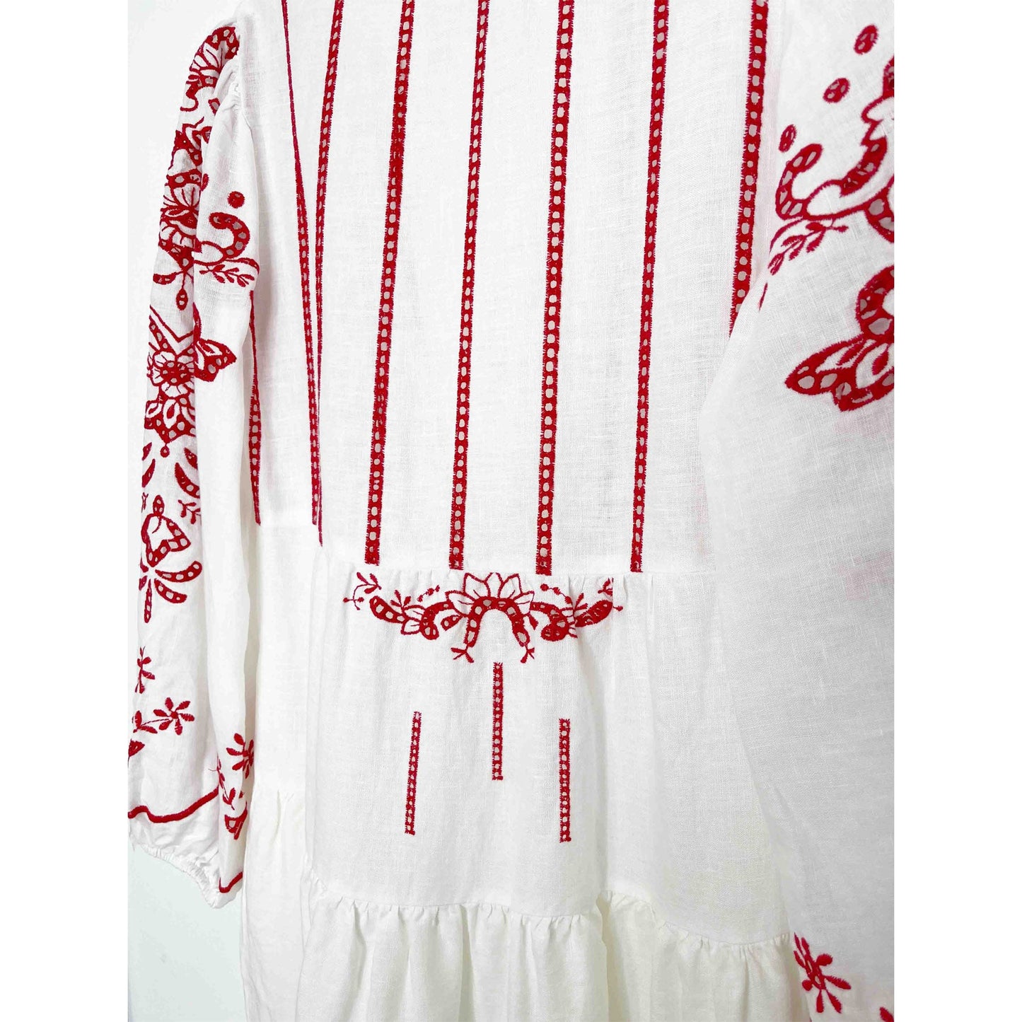 Kori Kleid mit roter Lochstickerei - KNOCKNOK Fashion