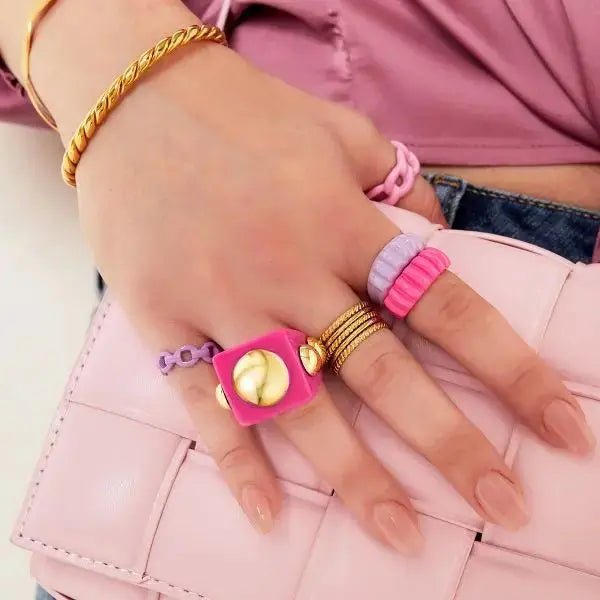 Pinker Acryl Ring mit goldenen Nieten Knocknok